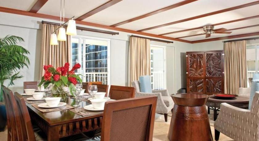 Hotel Club Wyndham At Waikiki Walk 3*