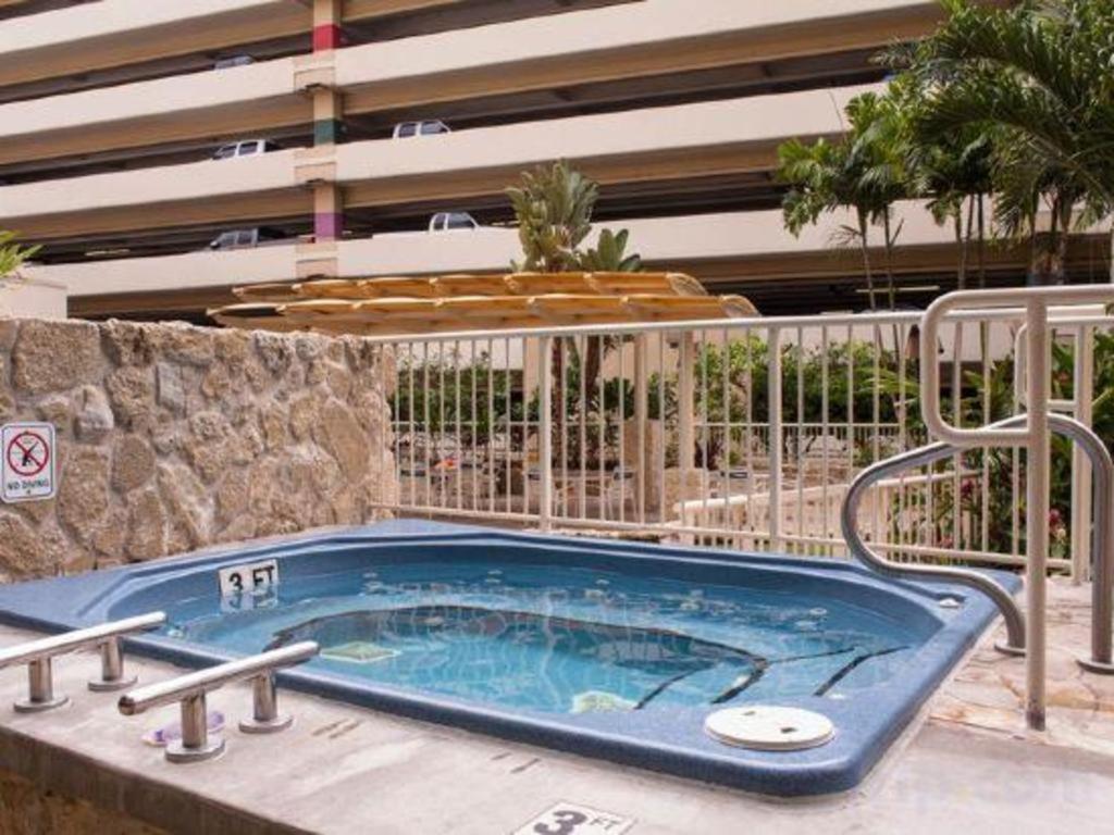 Hotel Club Wyndham At Waikiki Walk 3*